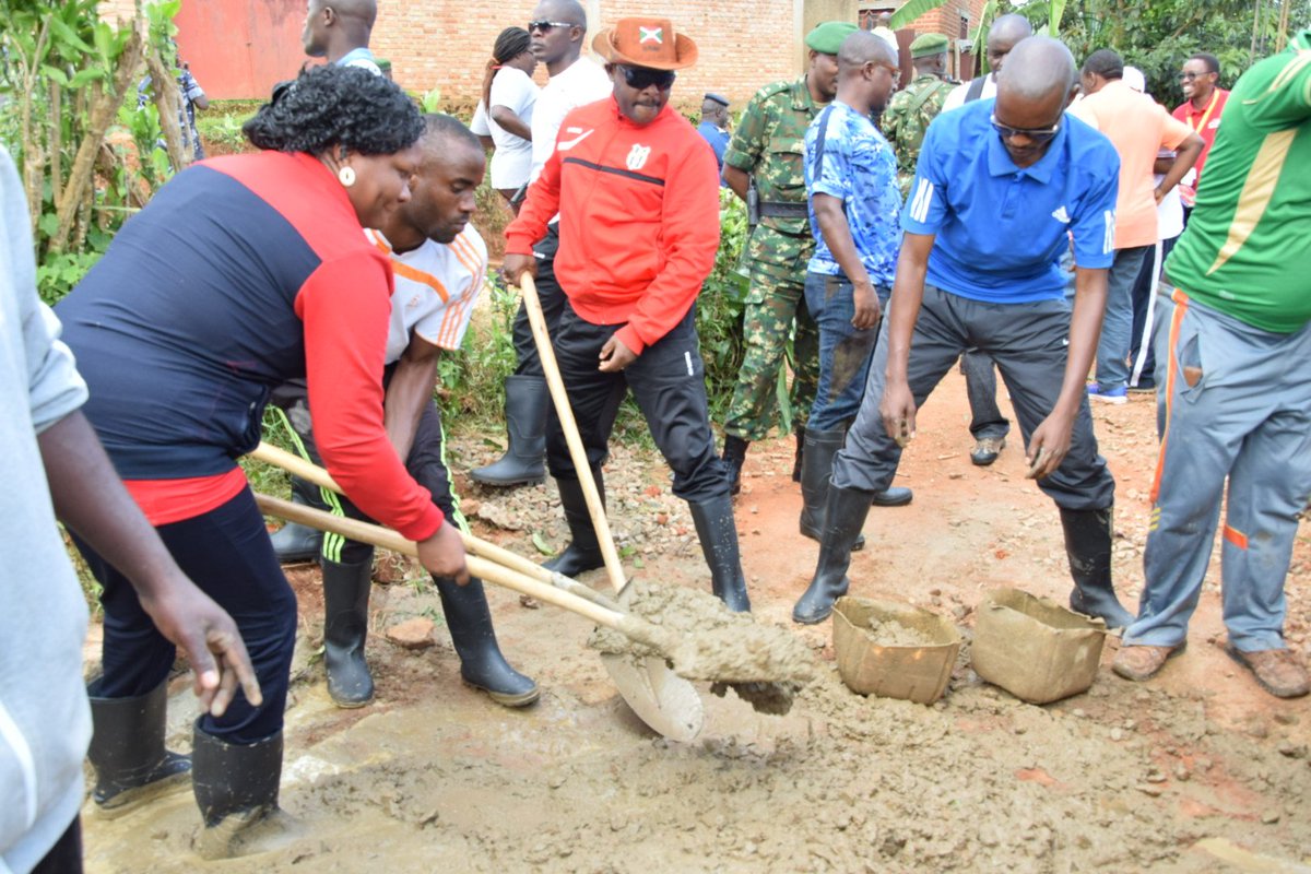 Burundi :TDC - Paver les bureaux de l'hôtel communal d'Isare ( Photo : RTNB.BI   2019 )