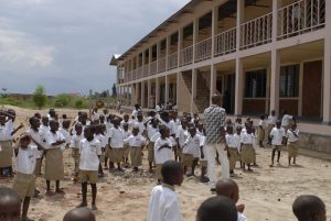 Les écoles primaires au Burundi ont 51% de filles contre 49% de Garçons ( Photo : Une école primaire au Burundi 2012 - Wikipedia )
