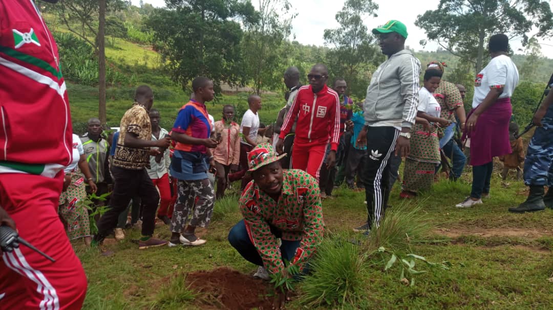 Burundi : Marche des jeunes à Gashoho pour planter 3.000 arbres ( Photo : INTUMWA 2019 )