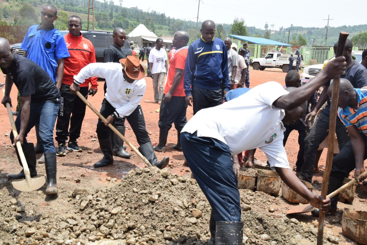 Burundi : TDC – Pavage de la clôture du parking du marché de Vyerwa ( Photo : INTUMWA  – 2019 )