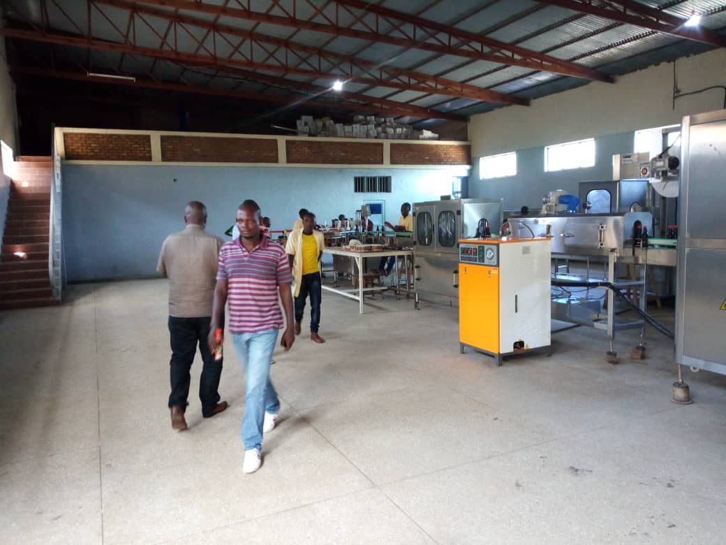 Burundi : L'Usine IMENA à Kayanza emploie des ouvriers à la chaine locaux ( Photo : RTNB.BI   2019 )
