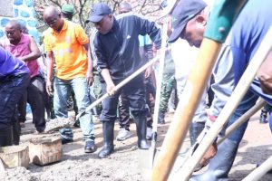 Burundi :TDC -Construire les latrines publiques de la paroisse de Gihanga ( Photo : EjoHeza News 2019 )