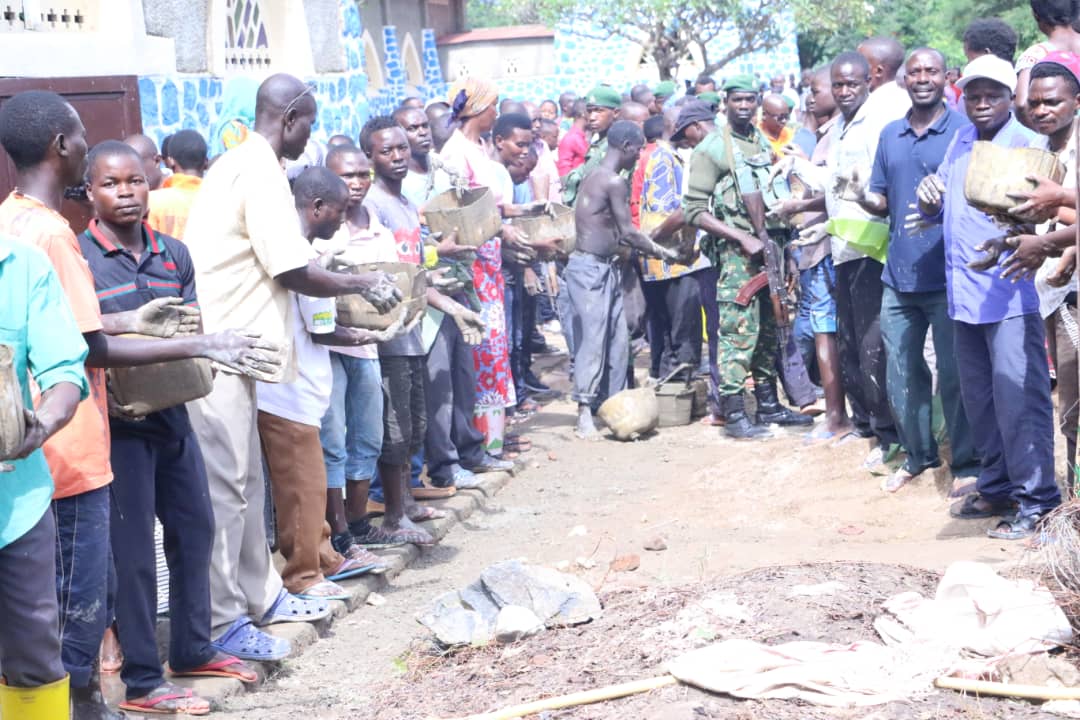 Burundi :TDC -Construire les latrines publiques de la paroisse de Gihanga ( Photo : EjoHeza News 2019 )