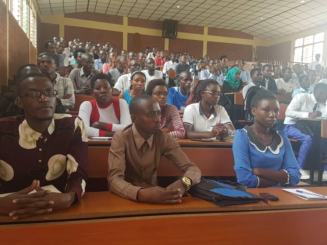 Burundi : Posture Coloniale - PAM, WFP parle Femme aux Jeunes étudiants Barundi ( Photo : Umuringa Magazine 2019)