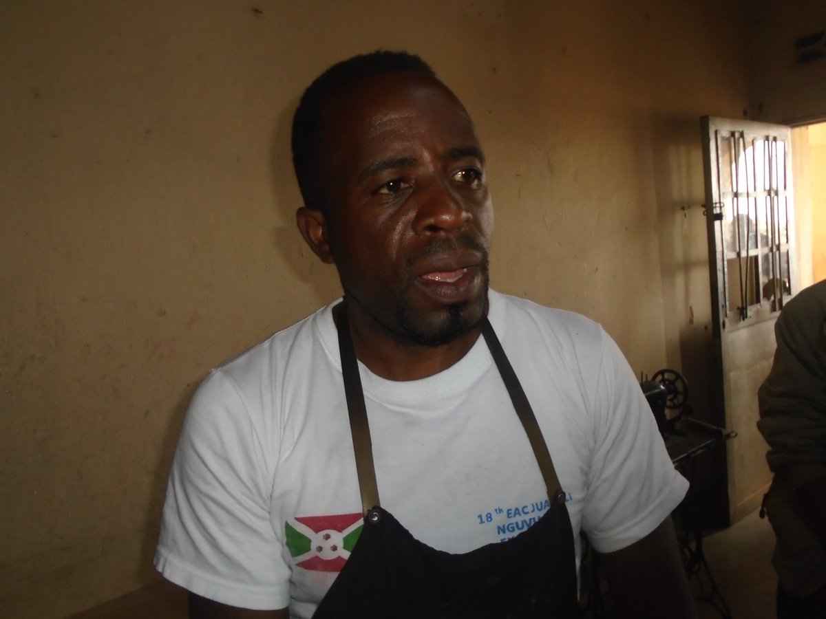 Burundi : Les cordonniers de la coopérative Turashoboye à Kayanza ( Photo : Journal Burundi Eco 2019 )