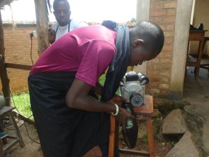 Burundi : Les cordonniers de la coopérative Turashoboye à Kayanza ( Photo : Journal Burundi Eco 2019 )