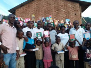 Burundi : FONDATION FEMIDEJABAT - Don de 960 cahiers et 139 stylos à l'ECOFO GISHIHA ( Photo : FONDATION FEMIDEJABAT 2019 )