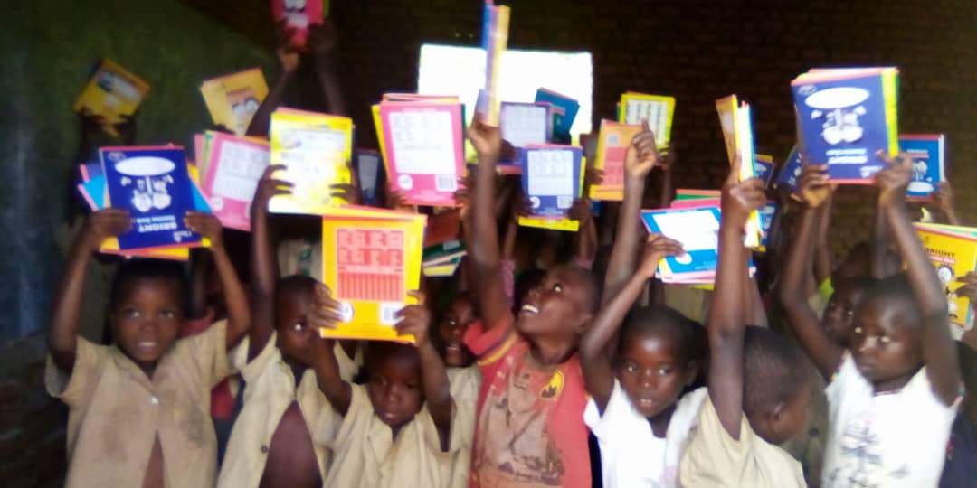 Burundi : FONDATION FEMIDEJABAT - Don de 960 cahiers et 139 stylos à l'ECOFO GISHIHA ( Photo : FONDATION FEMIDEJABAT 2019 )