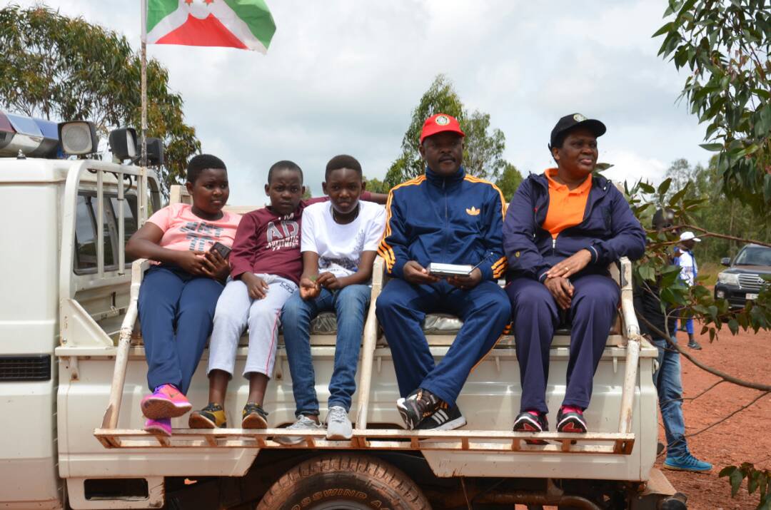 Burundi : Le Président récompense sa fille, modèle de la culture de l'UBUNTU ( Photo : RTNB.BI, LE RENOUVEAU, JCNSHIMIRIMANA 2019 )