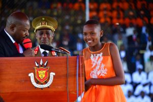 Burundi : Le Président récompense sa fille, modèle de la culture de l'UBUNTU ( Photo : RTNB.BI, LE RENOUVEAU 2019 )