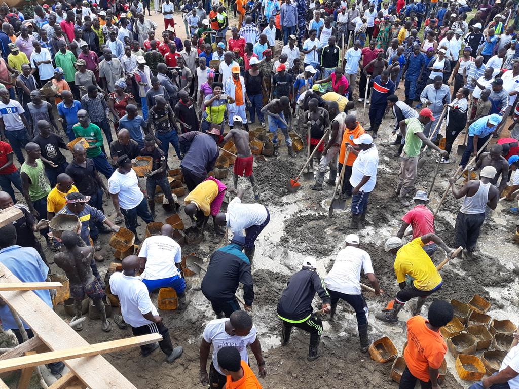 Burundi :  TDC - bétonner les dalles du stade de Bubanza ( Photo : Ndayisenga Richard   2019 )