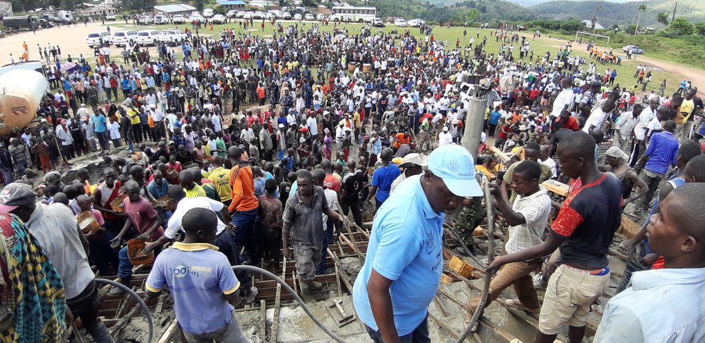 Burundi :  TDC - bétonner les dalles du stade de Bubanza ( Photo : Ndayisenga Richard   2019 )