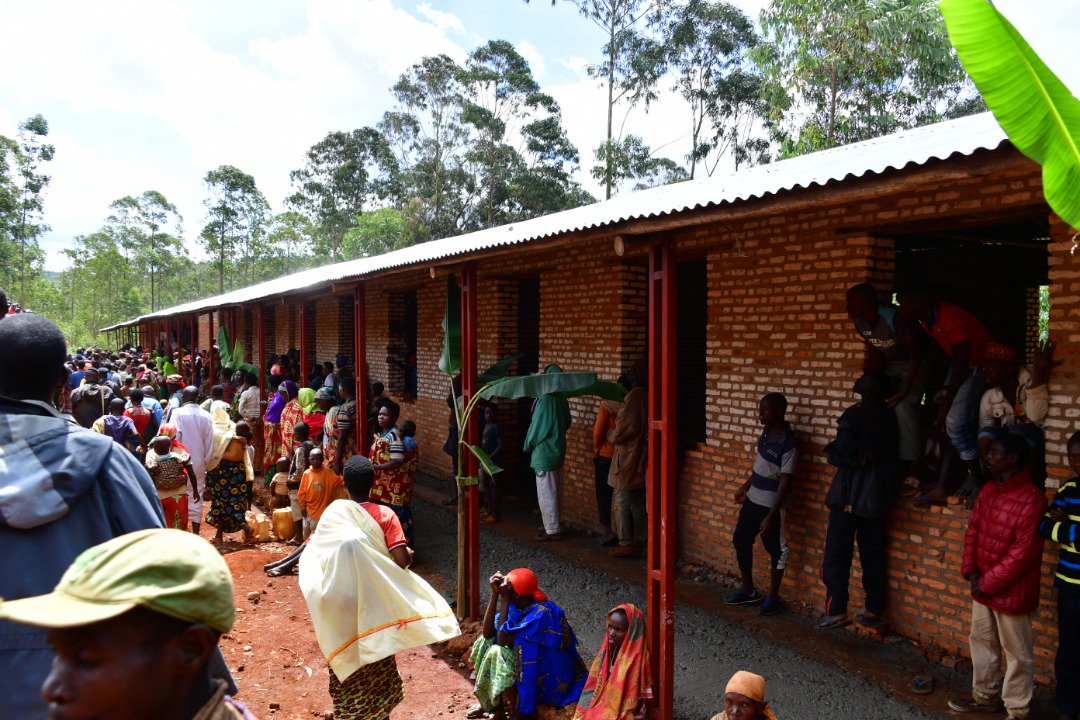 Burundi : TDC - Pavage des salles de classe de l' ECOFO Mafuro ( Photo : presidence.bi, Espérance NDAYIZEYE 2019 )