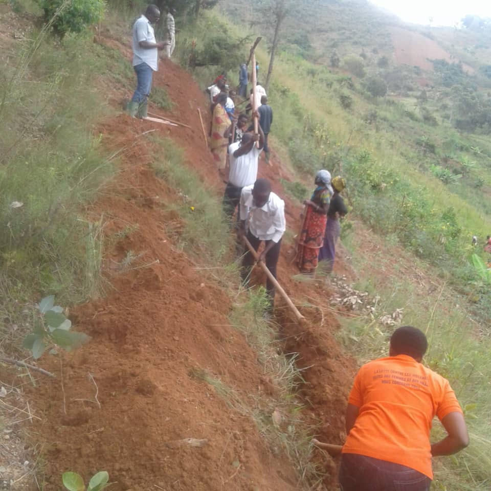 Burundi : TDC - La police trace des courbes de niveau sur la colline Karinzi ( Photo : UmuringaMag  2019 )