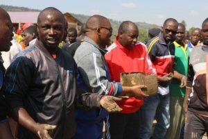 Burundi : TDC - Le CNDD-FDD au pavage d'un terrain de Basket à NGOZI ( Photo : CNDD-FDD 2019 )