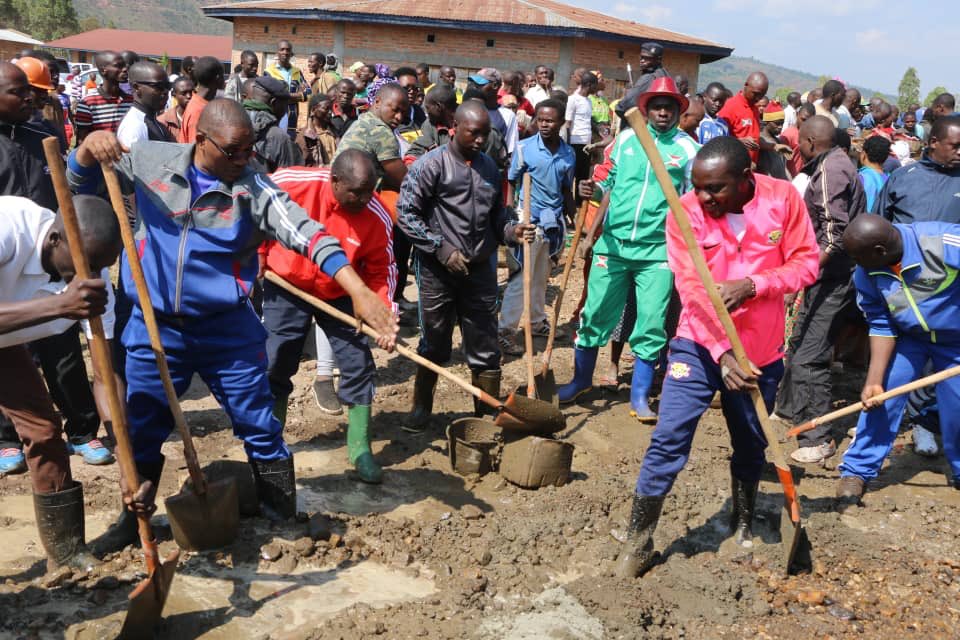 Burundi : TDC - Le CNDD-FDD au pavage d'un terrain de Basket à NGOZI ( Photo : CNDD-FDD 2019 )
