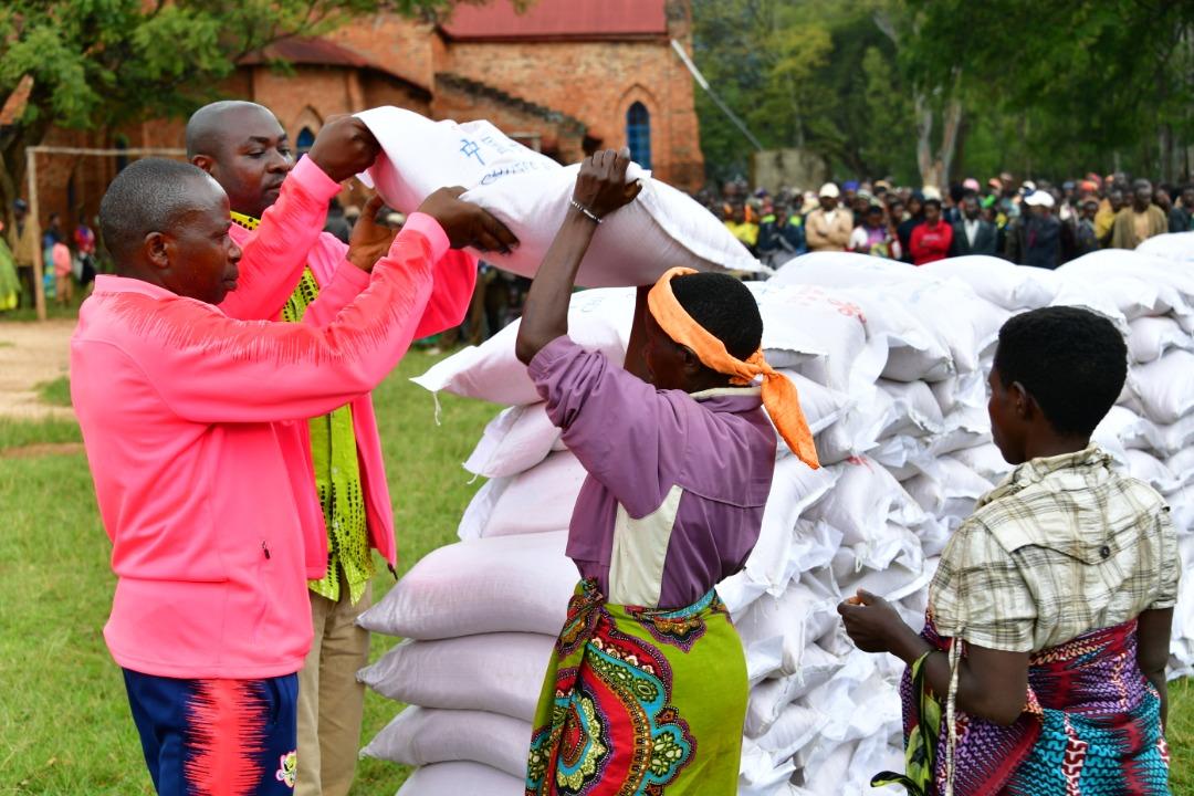 Burundi :  La Présidence octroye 7 tonnes de riz aux BATWA de NGOZI  ( Photo : INTUMWA  2019 )