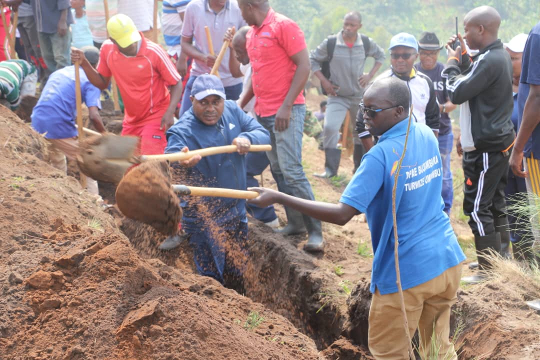 Burundi : TDC – Tracer des courbes de niveau sur la colline Mageyo ( Photo : INTUMWA, PRESIDENCE.BI   2019 )