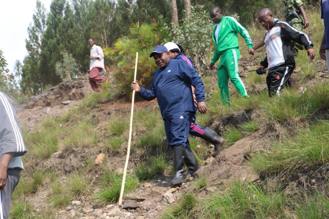 Burundi : TDC – Tracer des courbes de niveau sur la colline Mageyo ( Photo : INTUMWA, PRESIDENCE.BI   2019 )