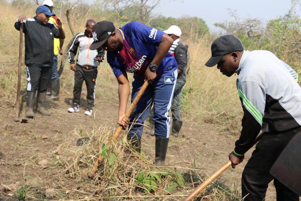 Burundi : TDC – Tracer des coupe-feux au Parc National de Ruvubu ( Photo : INTUMWA  2019 )