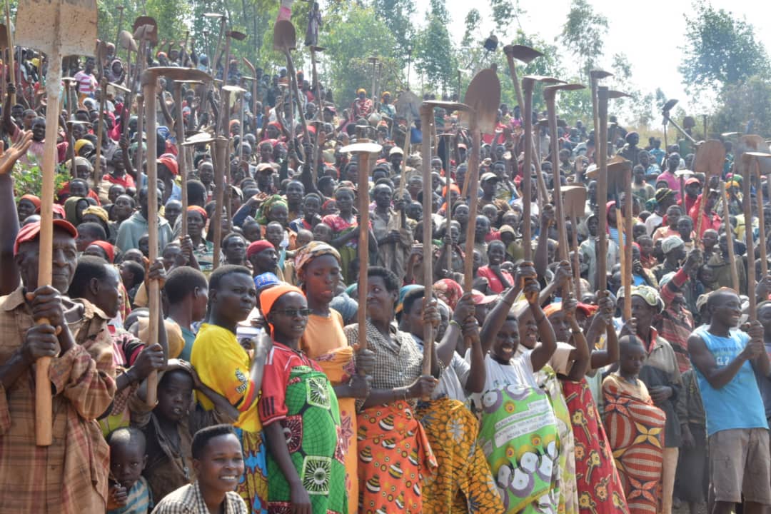Burundi : TDC - Travaux des Camps d'été , tracer des courbes de niveaux à Gitega ( Photo : RTNB.BI 2019 )