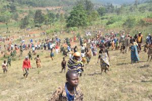 Burundi : TDC - Travaux des Camps d'été , tracer des courbes de niveaux à Gitega ( Photo : RTNB.BI 2019 )