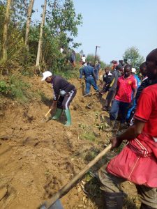 Burundi :  TDC en camp d'été - Traçage de courbes de niveau, à Muhanga, Kayanza ( Photo : ABP   2019 )