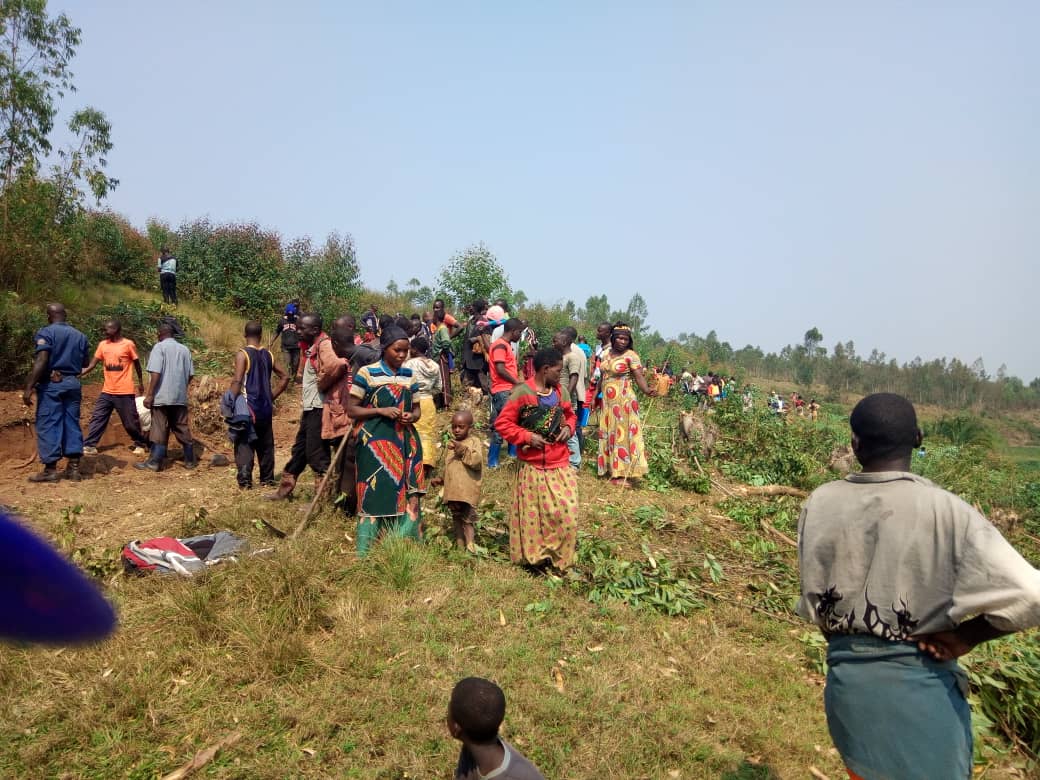 Burundi :  TDC en camp d'été - Traçage de courbes de niveau, à Muhanga, Kayanza ( Photo : ABP   2019 )
