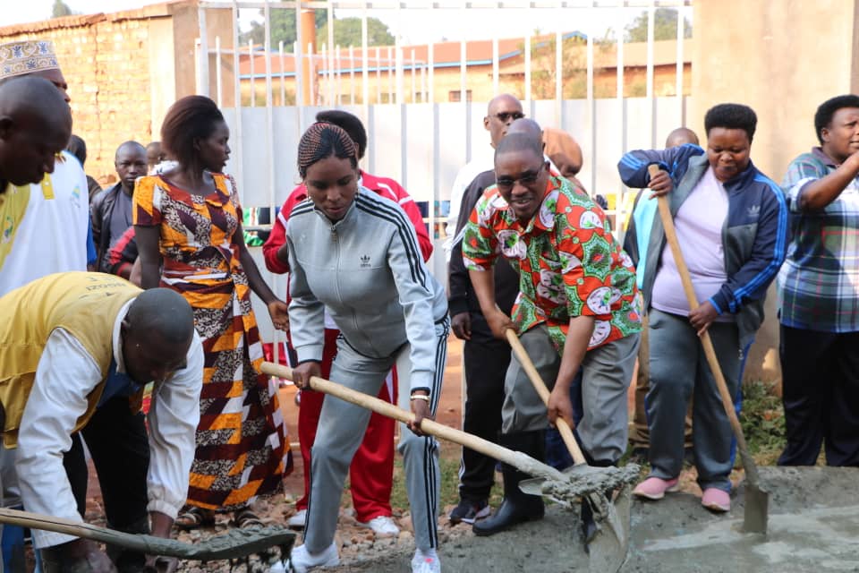 Burundi : TDC –  L'association Femme Intwari aide à construire une école à Kigamba ( Photo : INTUMWA  2019 )