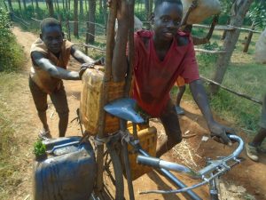 Burundi : Les taxis-vélo de Cibitoke et les bibons d'eau de la Nyamagana ( Photo : Burundi Eco  2019 )