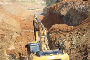Burundi : Un conducteur d'engins de terrassements en chantier sur la Ntahangwa ( Photo : Journal Burundi Eco 2019 )