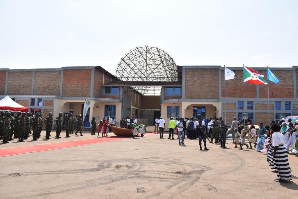 Burundi : Inauguration de la société  Imena Soma Usubire , unité de transformation de la banane ( Photo : ABP  2019 )