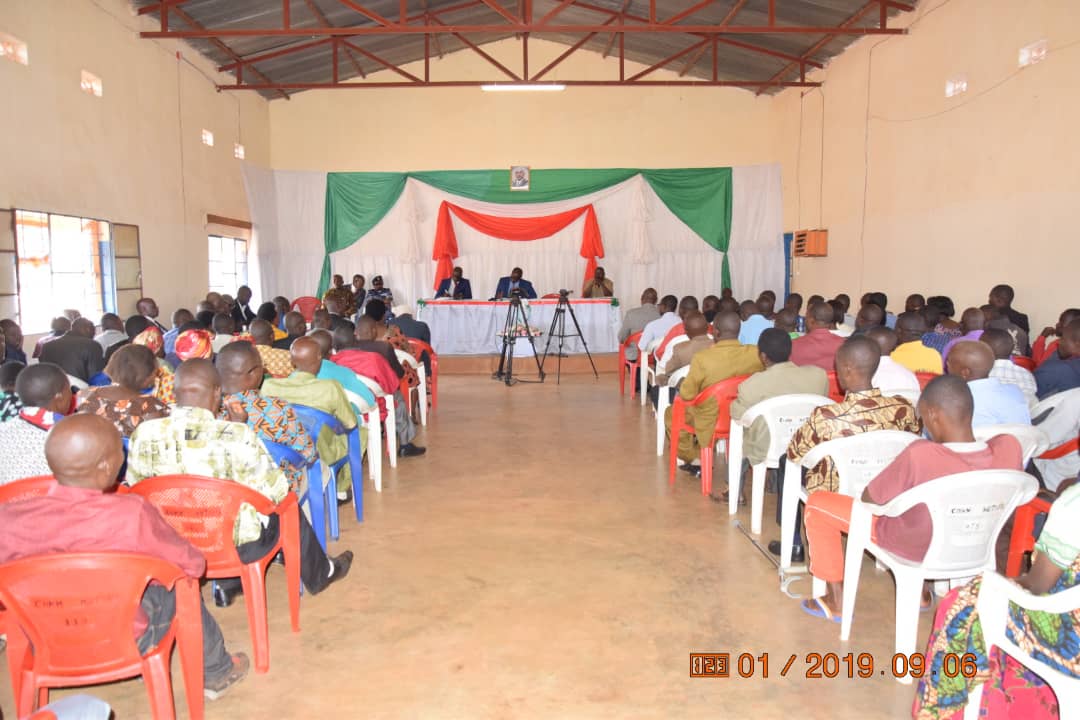Burundi : Le Président du Sénat rencontre les citoyens de Mutaho, à Gitega ( Photo : RTNB.BI  2019 )
