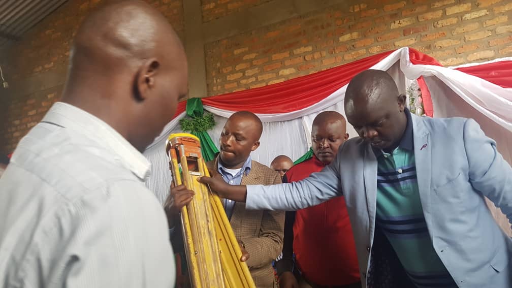 Burundi : L'Etat octroit du matériel à l'ETP de Murama à Kirundo ( Photo : EJOHEZA NEWS 2019 )