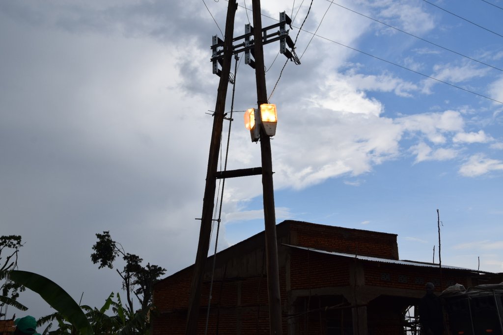 Burundi : Inauguration d'une ligne électrique alimentant Mutaho, à Gitega ( Photo : RTNB.BI 2019 )