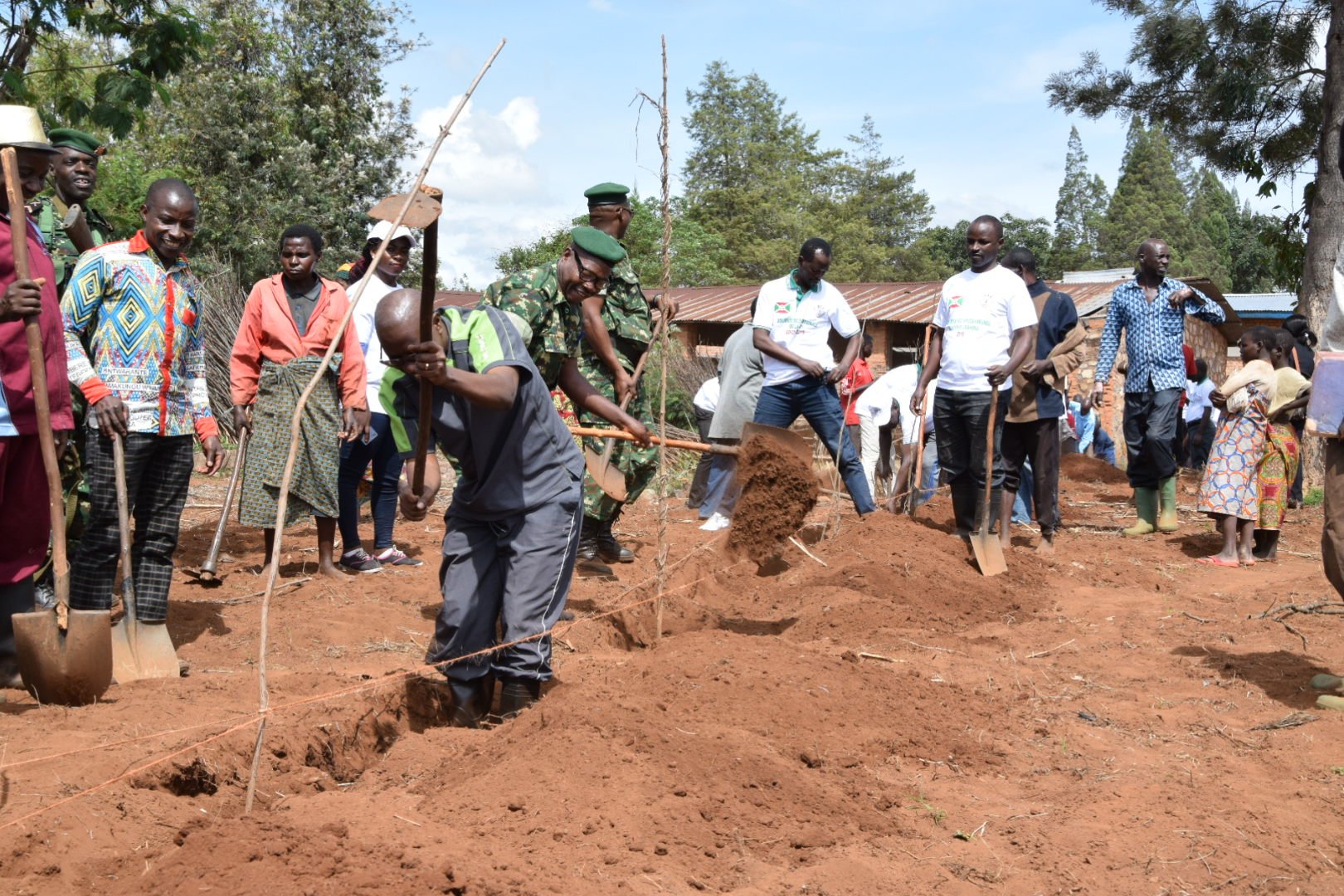 Burundi : TDC - Tracer des courbes de niveaux à Kigamba,Cankuzo ( Photo : RTNB.BI 2019 )
