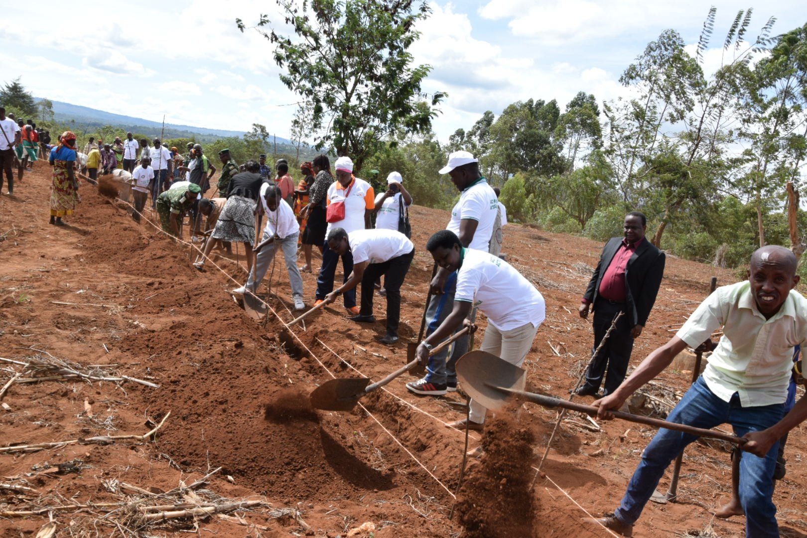 Burundi : TDC - Tracer des courbes de niveaux à Kigamba,Cankuzo ( Photo : RTNB.BI 2019 )