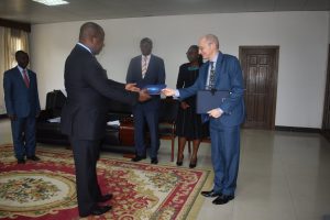 Burundi / UE : Copies figurées des lettres de créance de M. BOCHU Claude ( Photo : UMURINGA MAG 2019 )