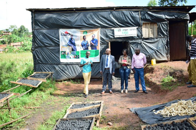 Burundi : KAze Green Economy fabrique 300 kg/jr de charbon à base de maïs ( Photo : IMVAHO.ORG 2019 )