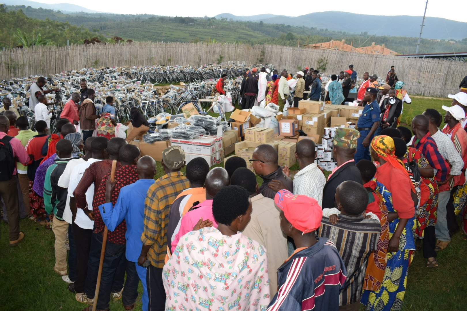 Burundi : Distribution de Kits aux Agents de Santé Communautaire à Kiganda ( Photo : Le Renouveau  2019 )