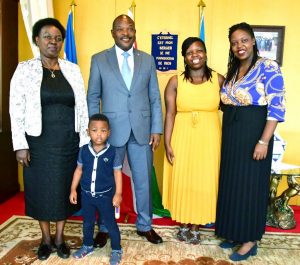 Burundi / Génocide du Rwanda :  Le Chef d'Etat reçoit la Veuve NTARYAMIRA Cyprien ( Photo : INDUNDIMAG  2019)