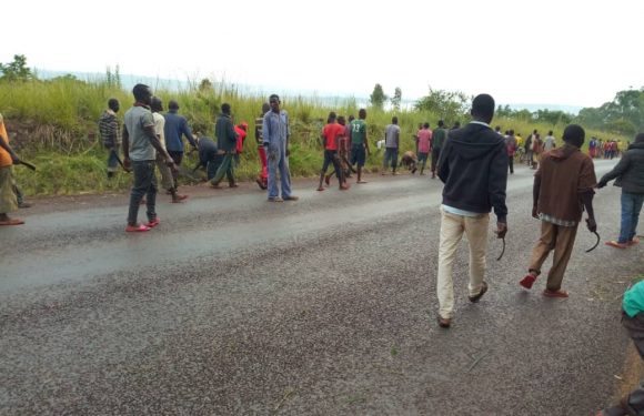 Burundi : TDC – Curage des caniveaux sur la route RN6 / MUYINGA