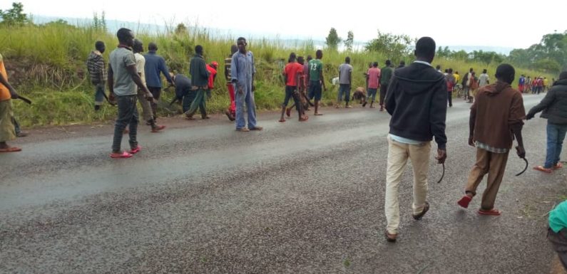 Burundi : TDC – Curage des caniveaux sur la route RN6 / MUYINGA