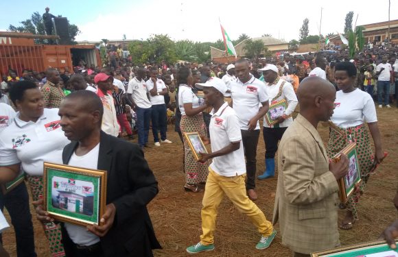 Burundi : Le CNDD-FDD CIBITOKE donne des maisons neufs aux plus démunis