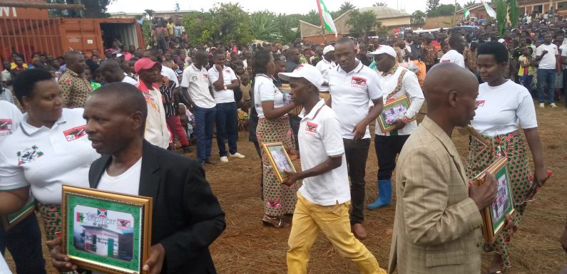 Burundi : Le CNDD-FDD CIBITOKE donne des maisons neufs aux plus démunis