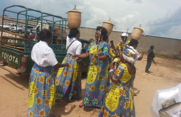 Burundi : Madame GACUTI Nadine reçoit des VACHES  -INKA- , MUTIMBUZI / BUJUMBURA