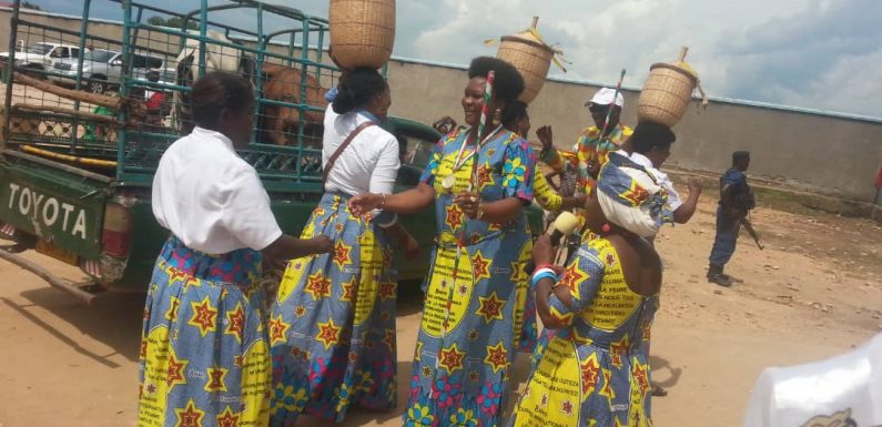 Burundi : Madame GACUTI Nadine reçoit des VACHES  -INKA- , MUTIMBUZI / BUJUMBURA