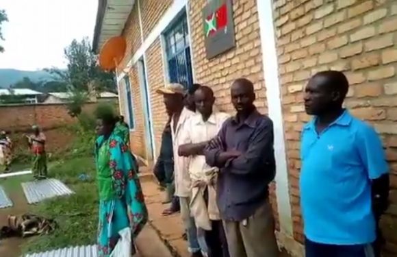 Burundi : 55 rapatriés de Tanzanie reçoivent 1.173 tôles à GIHARO / RUTANA