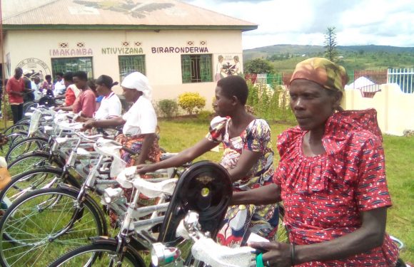 Burundi : Les Femmes CNDD-FDD commune MAKAMBA reçoivent des vélos