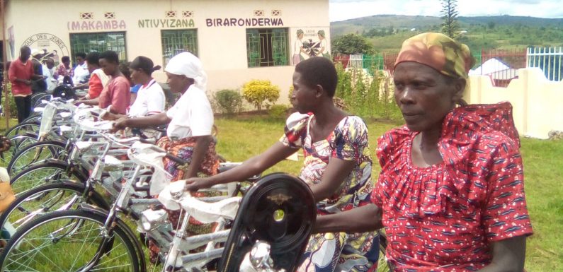 Burundi : Les Femmes CNDD-FDD commune MAKAMBA reçoivent des vélos